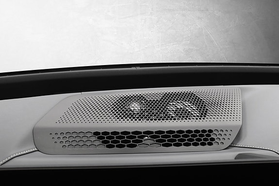BMW iX 28 of 30