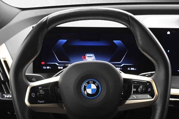 BMW iX 11 of 30