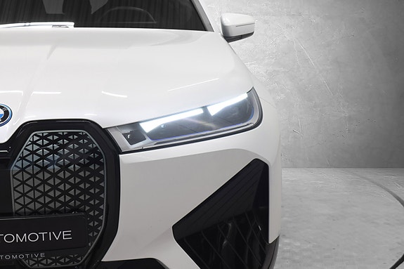 BMW iX 8 of 30