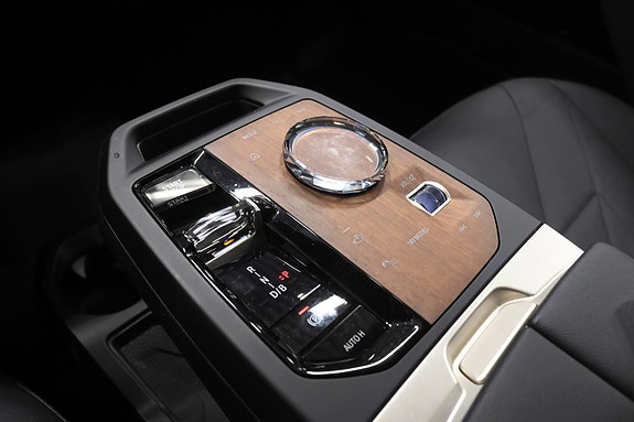 BMW iX 17 of 30