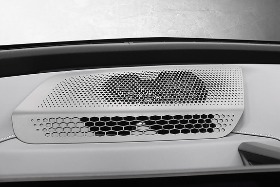 BMW iX 26 of 29