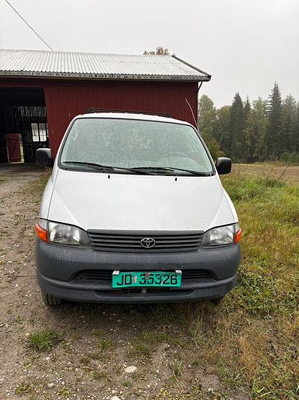 Toyota HiAce 2 of 5