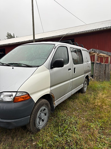 Toyota HiAce 3 of 5