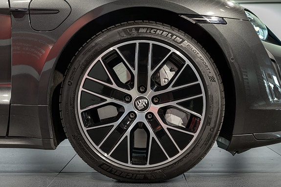 Porsche Taycan 14 of 30