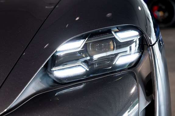 Porsche Taycan 9 of 30