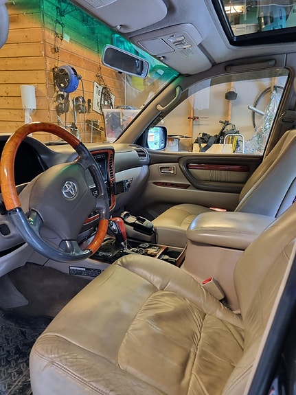 Toyota Land Cruiser 7 of 9