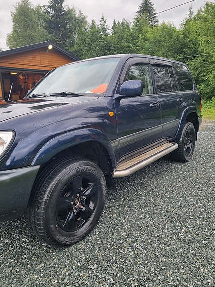 Toyota Land Cruiser 2 of 9