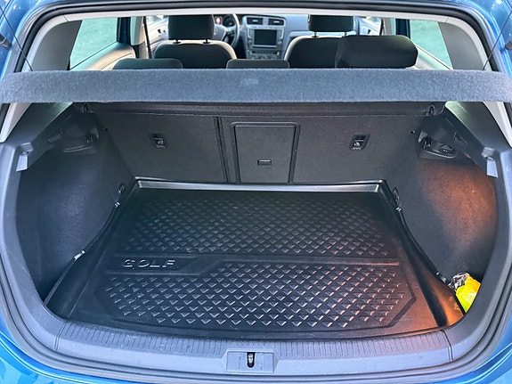 Volkswagen e-Golf VII 14 of 27