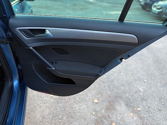 Volkswagen e-Golf VII 15 of 27