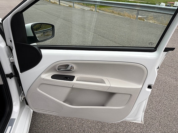 Volkswagen UP! 23 of 30
