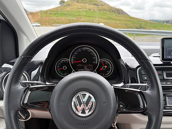 Volkswagen UP! 27 of 30