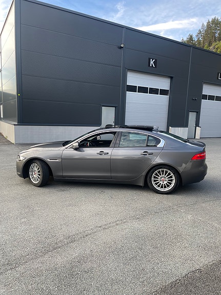 Jaguar XE 10 of 30