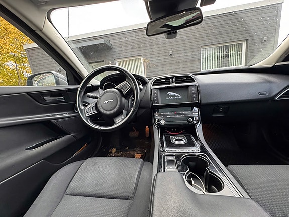 Jaguar XE 18 of 30