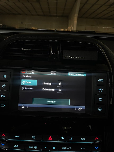 Jaguar XE 26 of 30