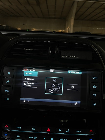 Jaguar XE 25 of 30