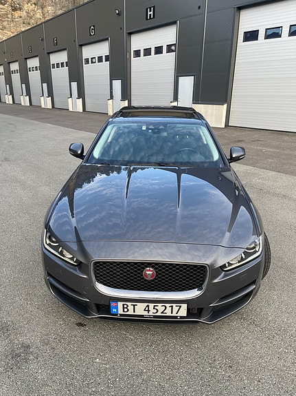 Jaguar XE 8 of 30