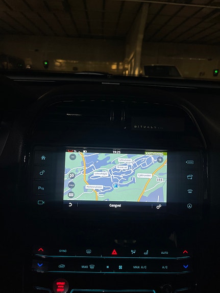 Jaguar XE 27 of 30