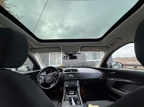 Jaguar XE 15 of 30