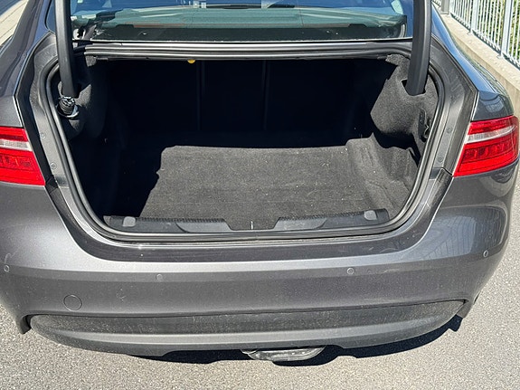 Jaguar XE 19 of 30