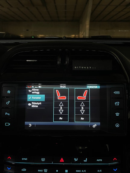 Jaguar XE 23 of 30