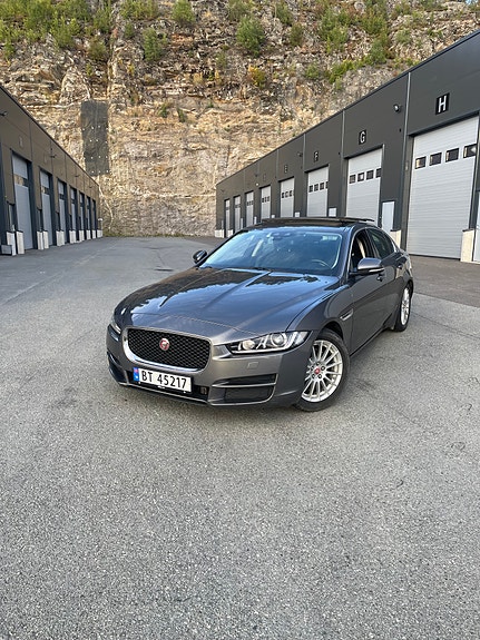 Jaguar XE 2 of 30
