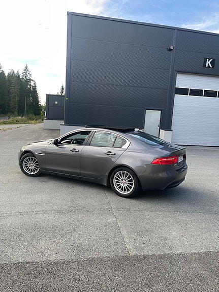 Jaguar XE 12 of 30