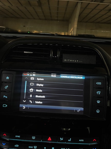 Jaguar XE 28 of 30