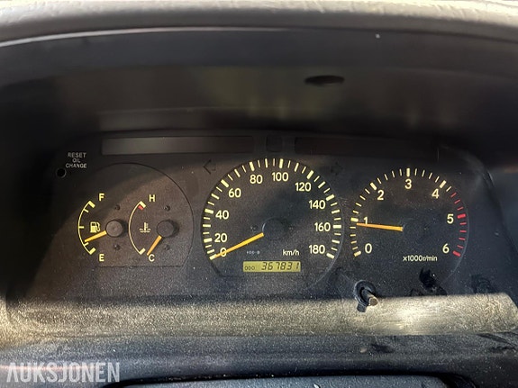 Toyota HiAce 11 of 30