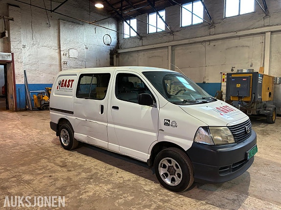 Toyota HiAce 7 of 30