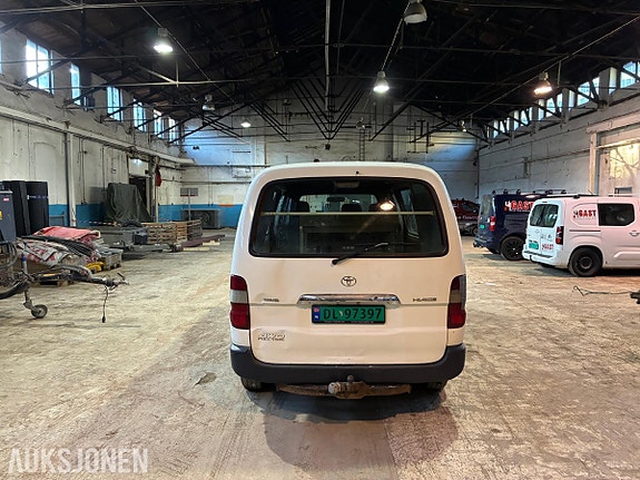 Toyota HiAce 4 of 30