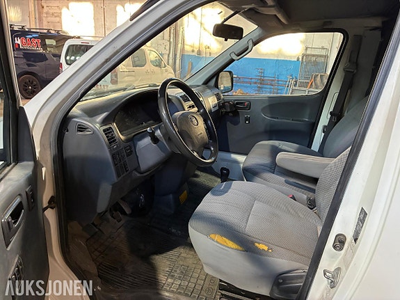 Toyota HiAce 9 of 30