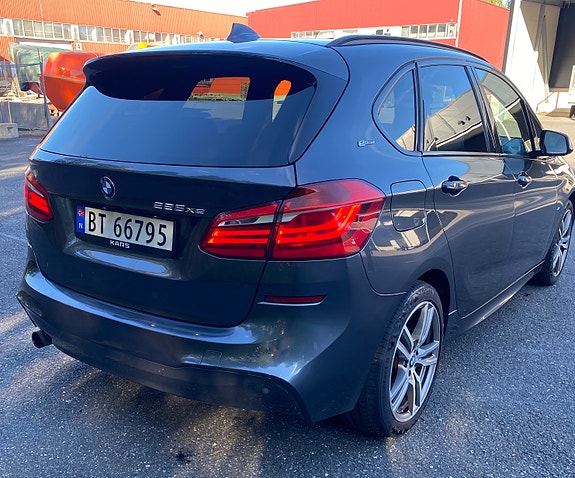 BMW 225xe 13 of 30