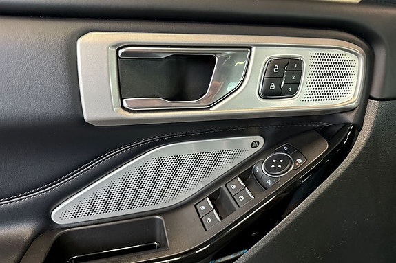 Ford Explorer 23 of 26