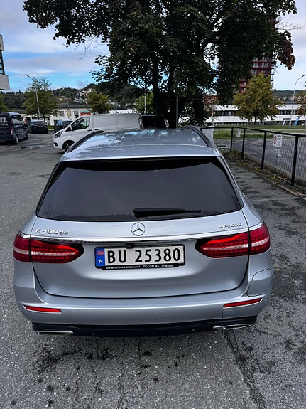 Mercedes-Benz E300 de 3 of 8