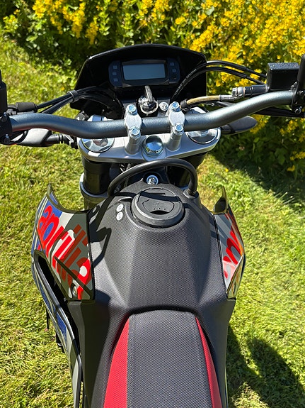 Aprilia SX 125 Super Motard 3 of 6
