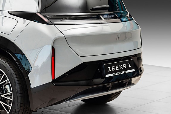 Zeekr X 8 of 29