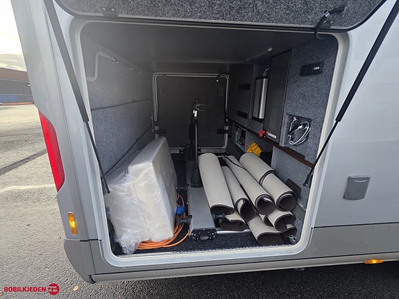Carthago Chic S-Plus I 64 QB // Iveco // Alde // Toalett tank // Hyrauliske labber 7 of 30