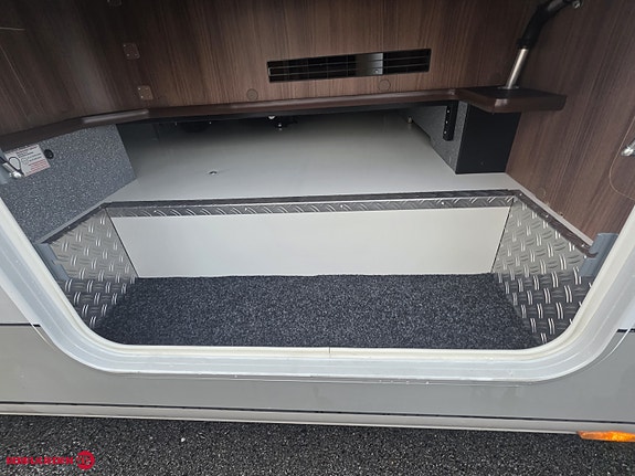 Carthago Chic S-Plus I 64 QB // Iveco // Alde // Toalett tank // Hyrauliske labber 10 of 30