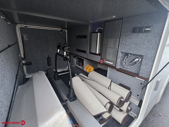 Carthago Chic S-Plus I 64 QB // Iveco // Alde // Toalett tank // Hyrauliske labber 8 of 30