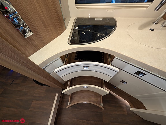Carthago Chic S-Plus I 64 QB // Iveco // Alde // Toalett tank // Hyrauliske labber 24 of 30