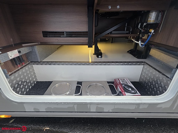 Carthago Chic S-Plus I 64 QB // Iveco // Alde // Toalett tank // Hyrauliske labber 11 of 30