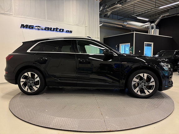 Audi e-tron 3 of 28