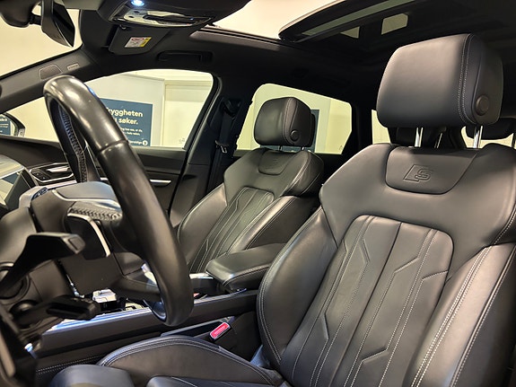 Audi e-tron 8 of 28