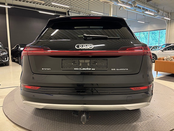 Audi e-tron 4 of 28