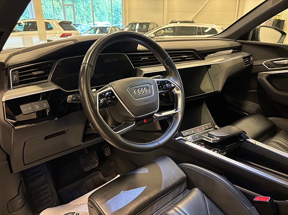 Audi e-tron 10 of 28