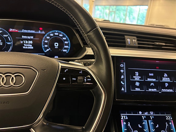 Audi e-tron 18 of 28