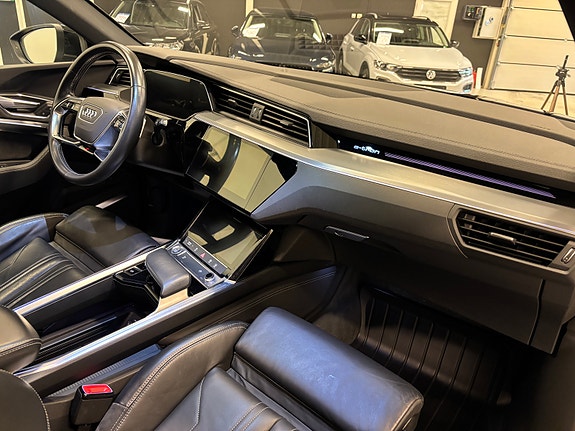 Audi e-tron 12 of 28