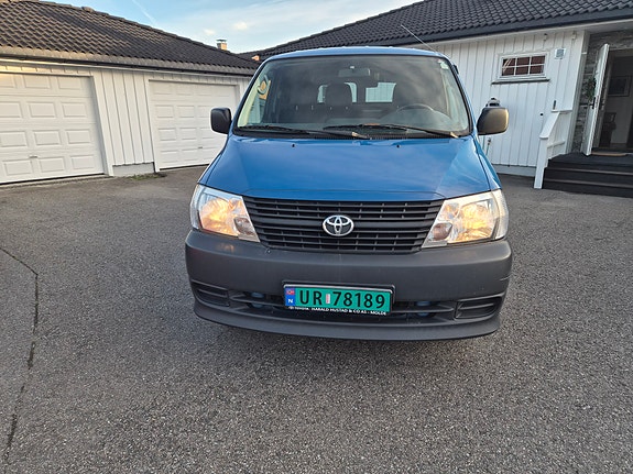 Toyota HiAce 2 of 11
