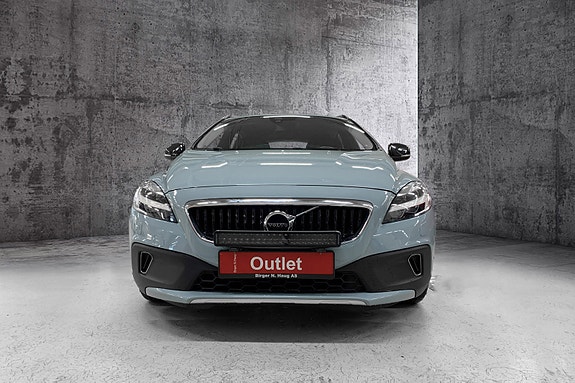 Volvo V40 Cross Country 2 of 13