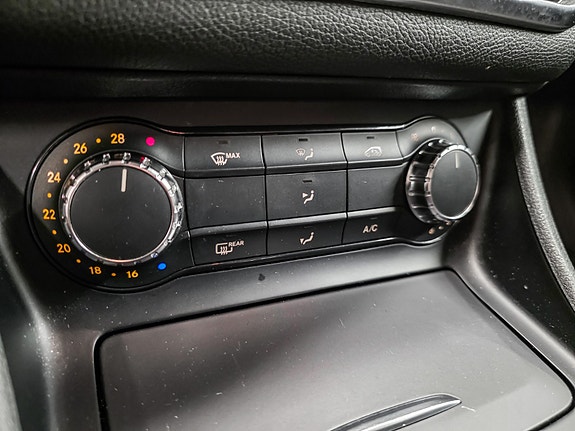 Mercedes-Benz GLA180 28 of 30